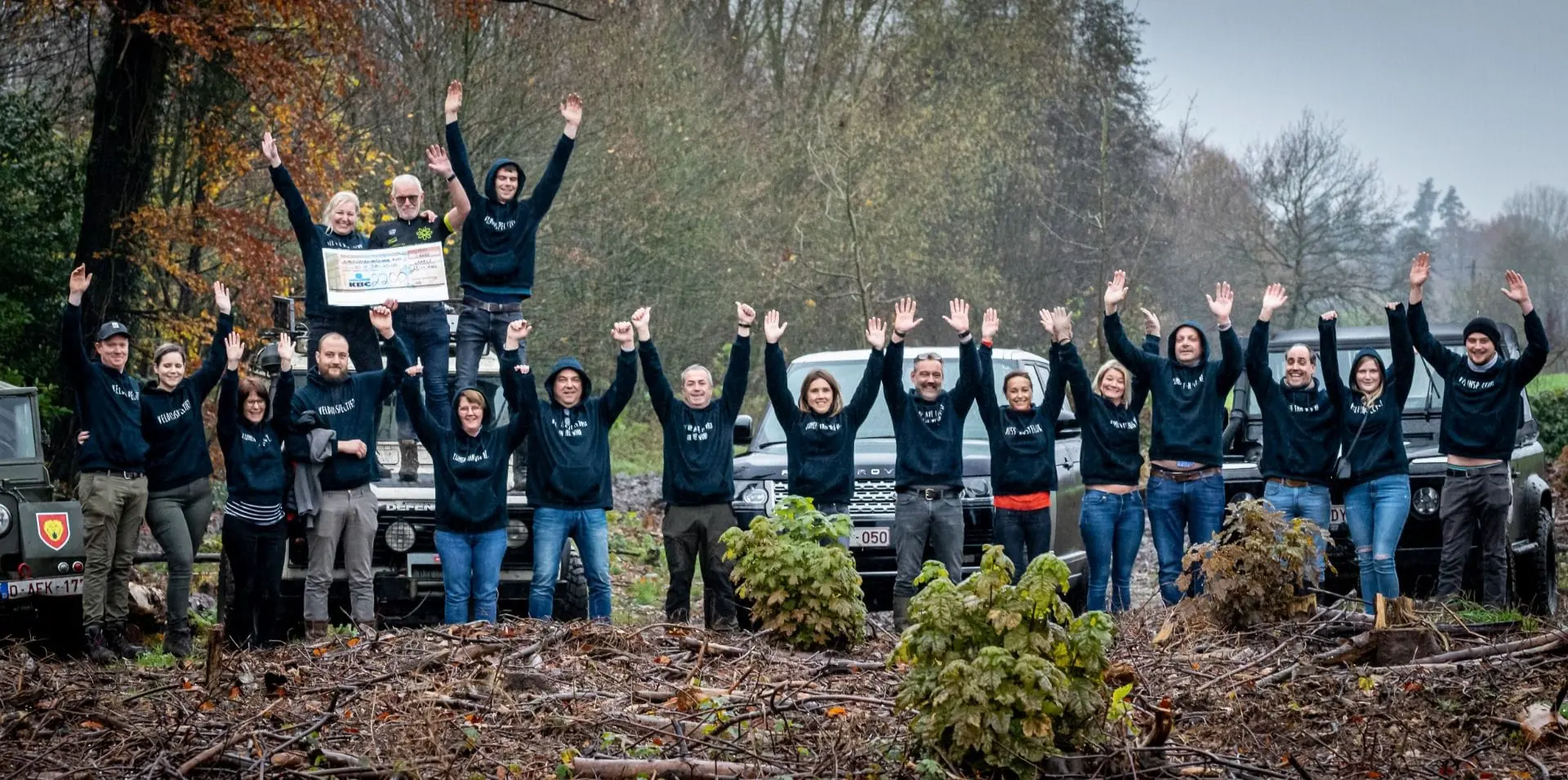 Het team van Off Road 4 Charity juicht met een cheque voor een vorig goed doel